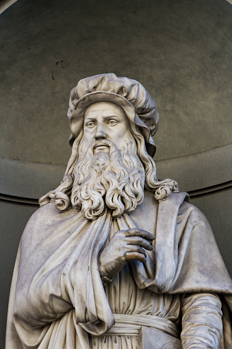Estatuas de Leonardo da Vinci en Florencia photo