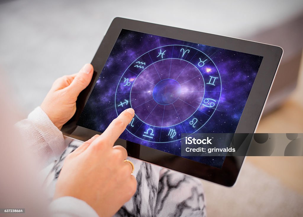 Femme lisant des horoscopes sur tablette - Photo de Astrologie libre de droits