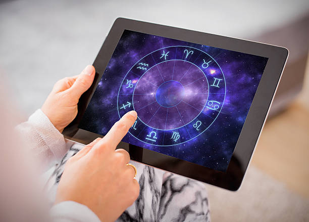 femme lisant des horoscopes sur tablette - sacred site photos et images de collection