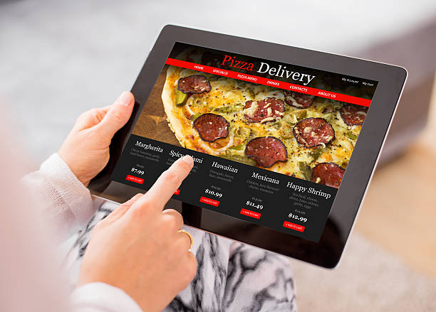 frau bestellt pizza online - mobility computer monitor mobile phone communication stock-fotos und bilder