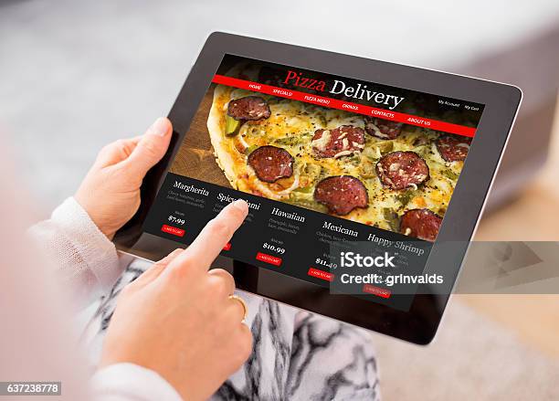 Frau Bestellt Pizza Online Stockfoto und mehr Bilder von Bestellen - Bestellen, Pizza, Restaurant