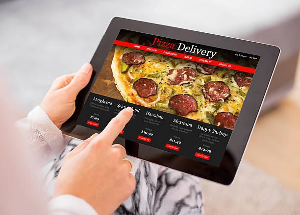 woman ordering pizza online - laptop women child digital tablet imagens e fotografias de stock