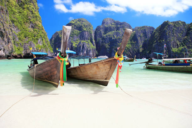 ロングテール木製のボート - thailand beach longtail boat cliff ストックフォトと画像
