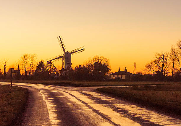 夕暮れ時のサクステッドグリーン風車 - suffolk east anglia rural scene non urban scene ストックフォトと画像