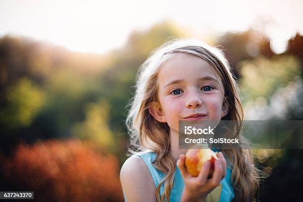 Photo libre de droit de Une Pomme Par Jour Pour La Santé Cest banque d'images et plus d'images libres de droit de Enfant - Enfant, Manger, Pomme