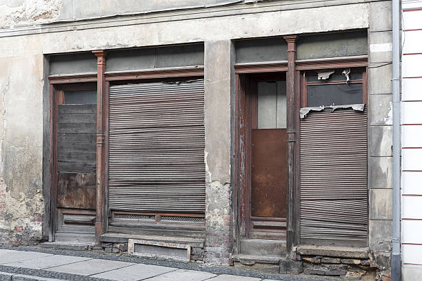 istock Unrenovated and abandoned shop 637244126