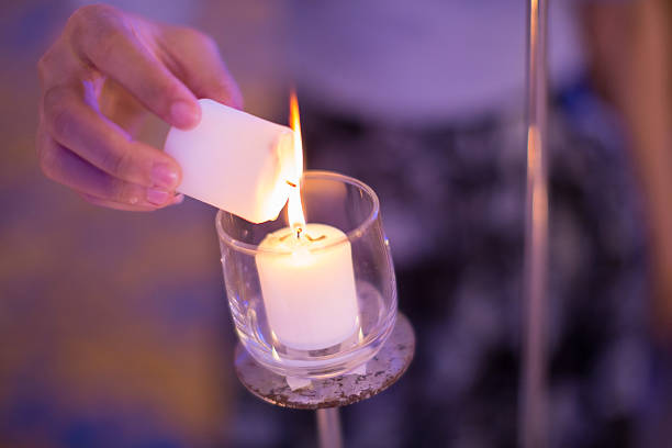 acendendo vela branca (foco macio) - hanukkah menorah human hand lighting equipment - fotografias e filmes do acervo