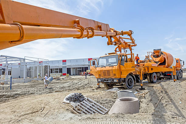 betontransport - crane shot stock-fotos und bilder