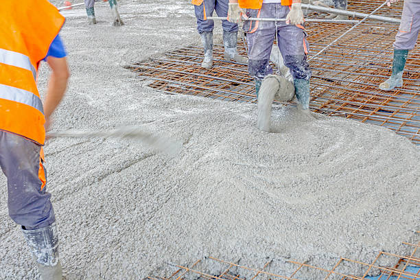 les travailleurs répandent du béton sur un grand plancher armé sur le - wire mesh equipment gear working photos et images de collection