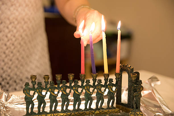série:mulher caucasiana judia sênior acendendo velas em menorah - hanukkah menorah human hand lighting equipment - fotografias e filmes do acervo