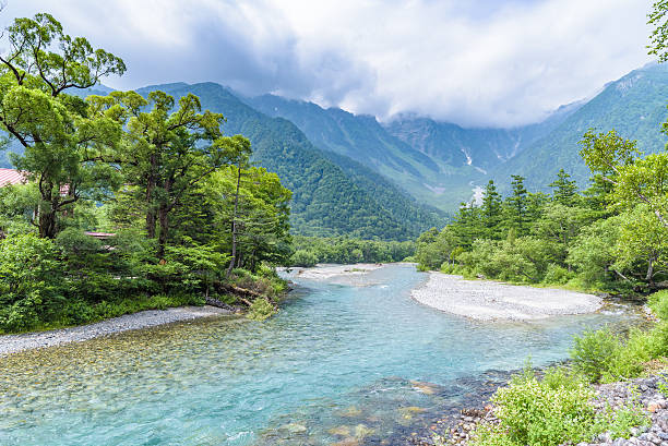 azusa hotaka montaña y río en kamicochi, nagano, japón - prefectura de nagano fotografías e imágenes de stock