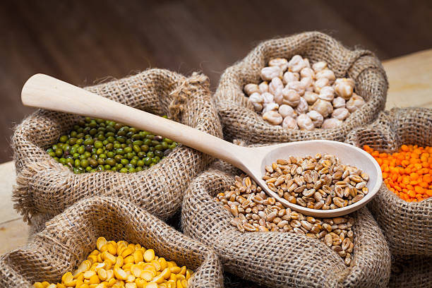 sacchetti di piselli, ceci, lenticchie rosse, grano, mung verde. - legume bean chick pea sack foto e immagini stock