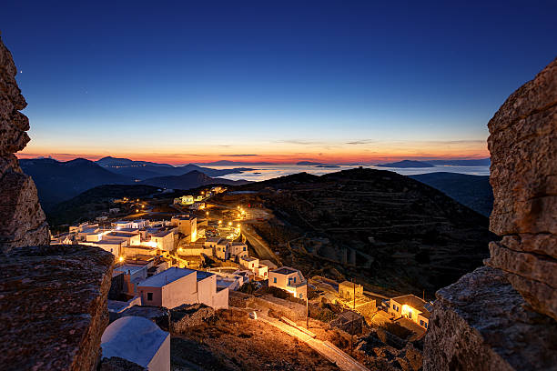 nach sonnenuntergang von chora, in amorgos insel, griechenland - sea aegean sea night illuminated stock-fotos und bilder