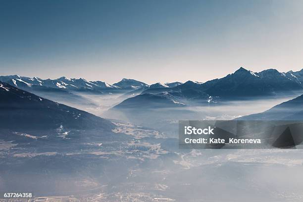 Cielo Y Las Montañas Foto de stock y más banco de imágenes de Cadena de montañas - Cadena de montañas, Niebla, Nube