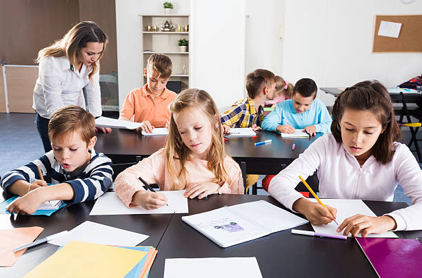 little children with teacher in classroom - report card number 8 school education imagens e fotografias de stock