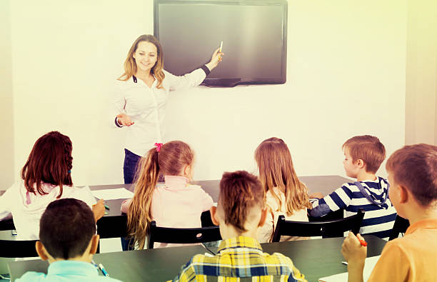 little children with teacher in classroom - report card number 8 school education imagens e fotografias de stock