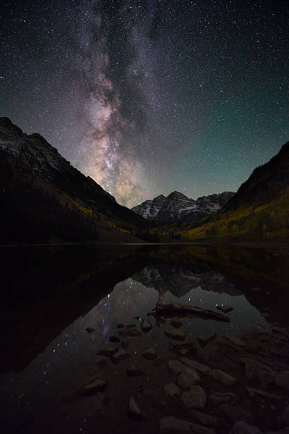 via lattea sopra maroon bells colorado, autunno - maroon foto e immagini stock