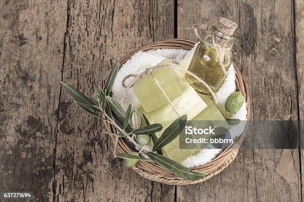 Natürliches Olivenöl Seifenriegel Und Olivenöl Auf Dem Tisch Stockfoto und mehr Bilder von Olive