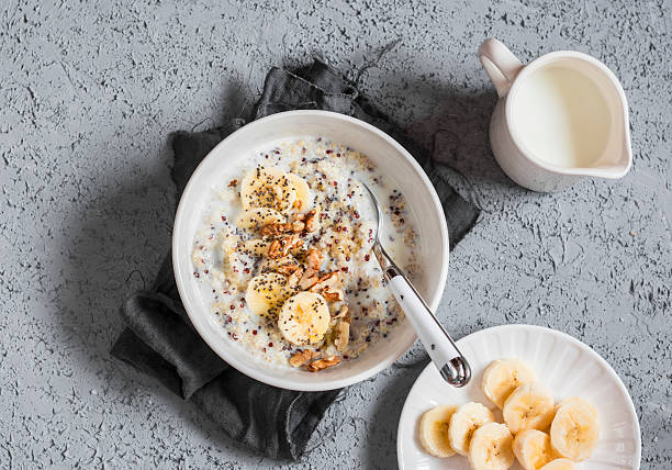 kokosmilch süß quinoa brei. gesundes frühstück - haferbrei stock-fotos und bilder