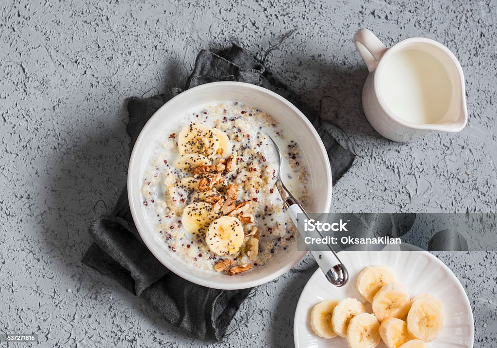 Leche de coco gachas dulces de quinua. Desayuno saludable - Foto de stock de Gachas de avena libre de derechos