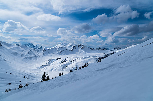 pista de esqui em linda paisagem ensolarada de inverno, kleinwalsertal, áustria - oberstdorf - fotografias e filmes do acervo