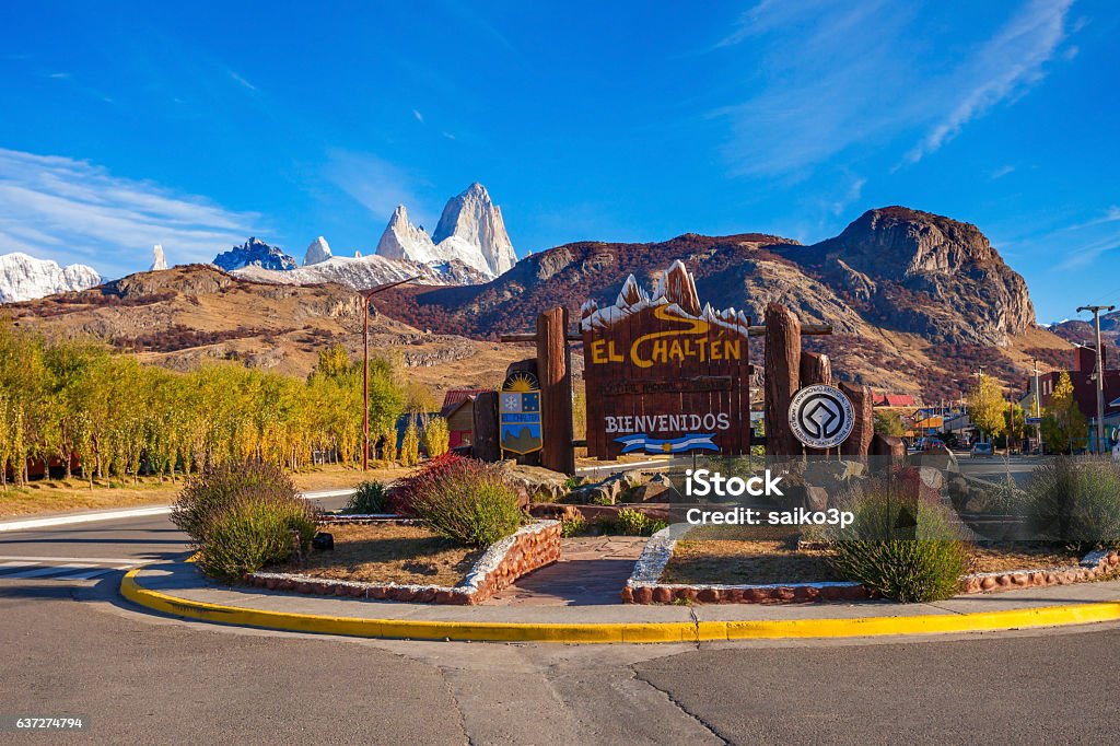 The Chalten village, Patagonia Road sign at the entrance of El Chalten village and Fitz Roy mountain on background. El Chalten located in Patagonia in Argentina. Chalten Stock Photo