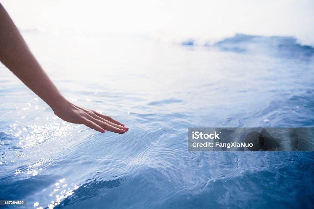 海に触れる手を伸ばす女性の手 - 海のロイヤリティフリーストックフォト