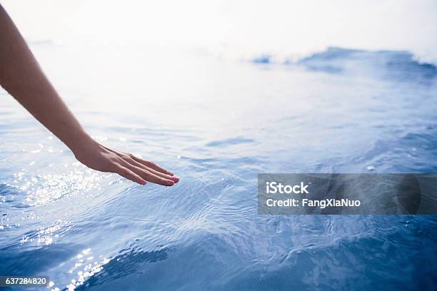 海に触れる手を伸ばす女性の手 - 海のストックフォトや画像を多数ご用意 - 海, 水, ビーチライフ