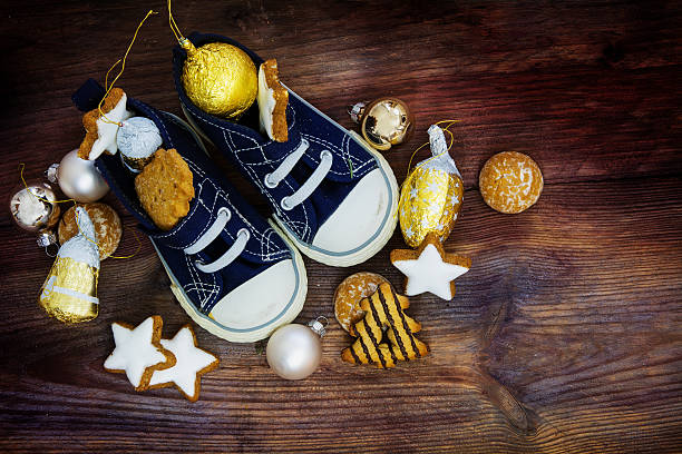 chaussures pour enfants remplies de biscuits et de décoration de noël - circa 6th century photos et images de collection