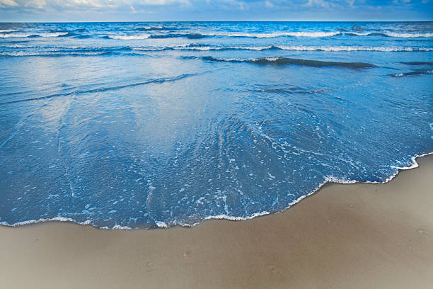 Waves coming into shore at the beach Waves coming into shore at the beach in Hilton Head, South Carolina high tide stock pictures, royalty-free photos & images