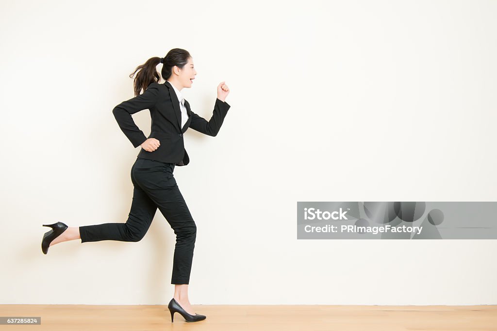 Jovem empresária com corrida em fundo branco - Foto de stock de Correr royalty-free