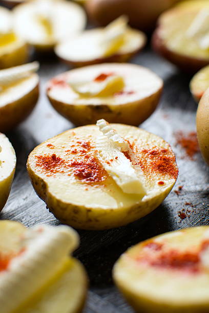pommes de terre au beurre et poivron rouge moulu - raw potato organic human skin food photos et images de collection