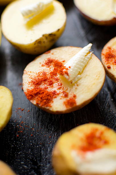 картофель с маслом и молотый красный перец - raw potato organic human skin food стоковые фото и изображения