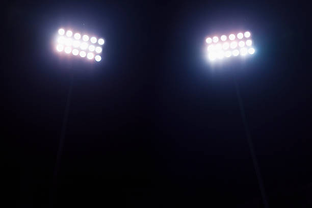 vista del estadio luces por la noche - foco luz eléctrica fotografías e imágenes de stock