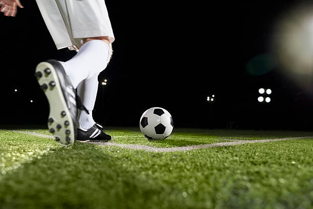 fußball-spieler einen eckstoß - soccer field soccer single line field stock-fotos und bilder