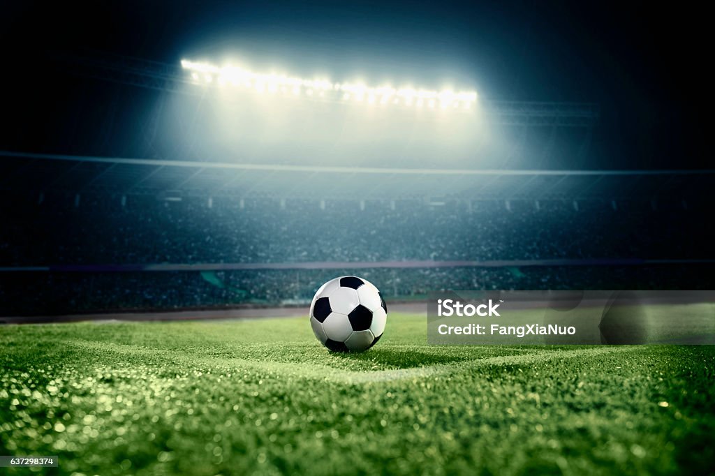 Vista del pallone da calcio sul campo sportivo nell'arena dello stadio - Foto stock royalty-free di Calcio - Sport