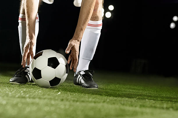 atleta che piazza palla da calcio per calcio d'angolo in campo - photo corner foto e immagini stock