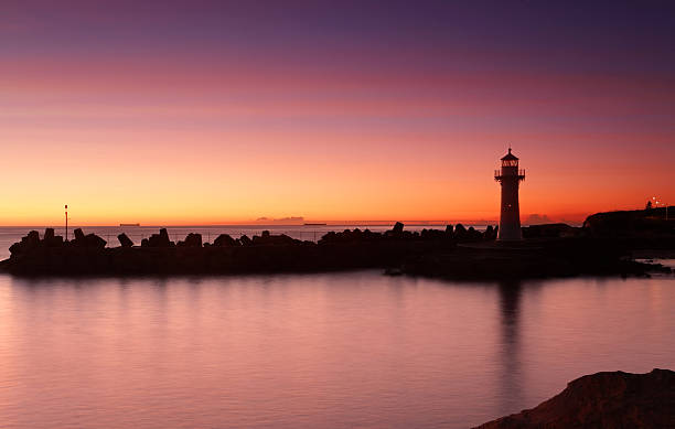 istock Sunrise Wollongong Breakwater Lighthouse 637299762