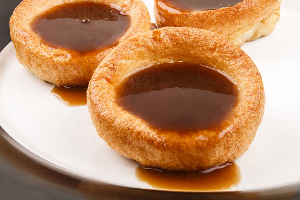 świeżo upieczony pudding yorkshire - yorkshire pudding zdjęcia i obrazy z banku zdjęć