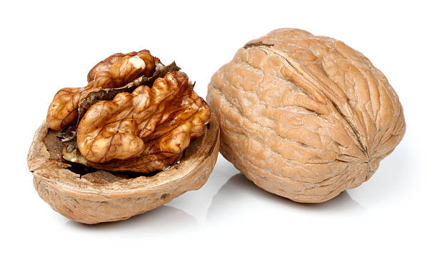 クルミ全体と半分のクルミのピース。 - walnut pod nutshell cross section ストックフォトと画像