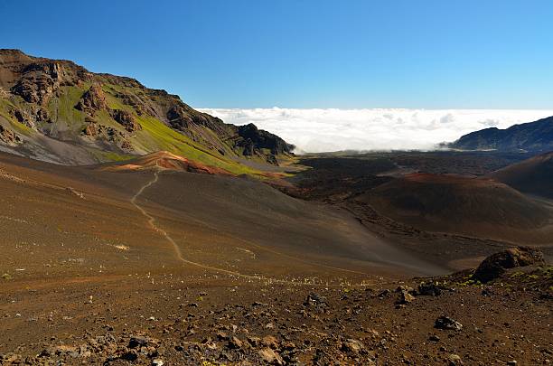 patrząc w dół w kraterze haleakala, wyspa maui, hawaje - sliding sands zdjęcia i obrazy z banku zdjęć