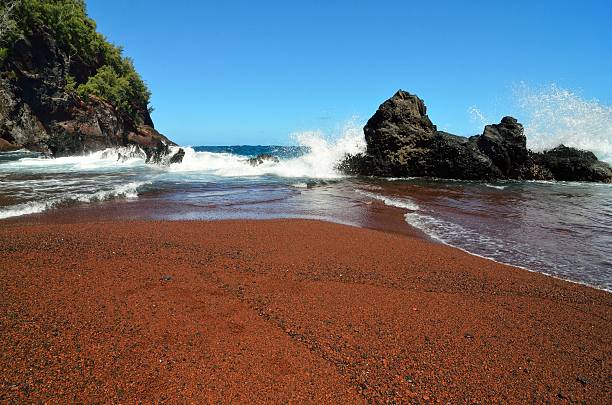 kaihalulu red sand beach, maui, hawaii - beach maui summer usa imagens e fotografias de stock