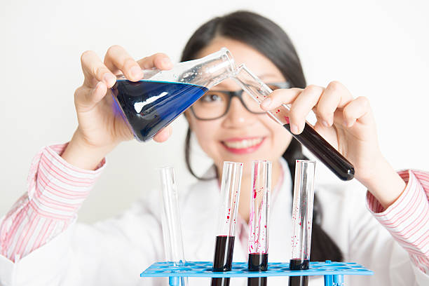 joven científica haciendo experimentos en laboratorio - biotechnology student laboratory nurse fotografías e imágenes de stock