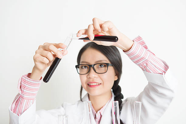 joven científica asiática - biotechnology student laboratory nurse fotografías e imágenes de stock