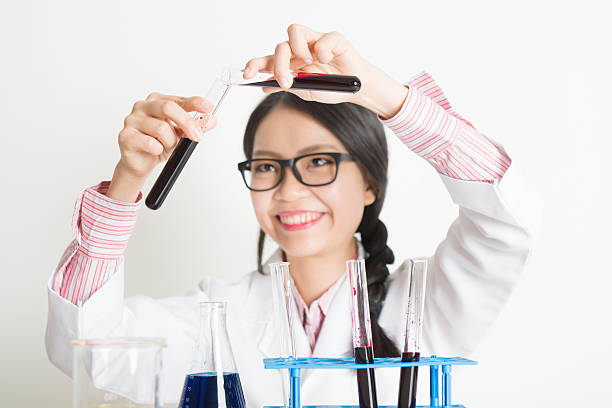 giovane scienziata asiatica che fa esperimenti - biotechnology student laboratory nurse foto e immagini stock