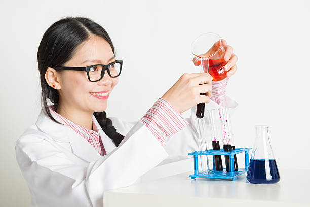 азиатская женщина-ученый - biotechnology student laboratory nurse стоковые фото и изображения