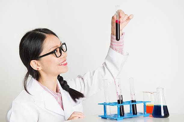 científica asiática haciendo experimentos en laboratorio - biotechnology student laboratory nurse fotografías e imágenes de stock