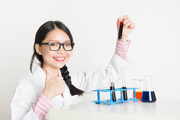 asiatico femmina scienziato in laboratorio - biotechnology student laboratory nurse foto e immagini stock