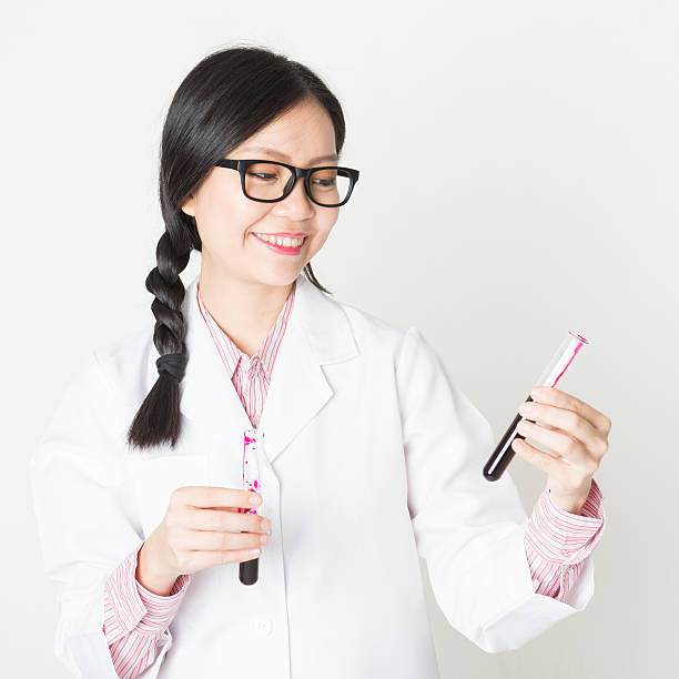 joven asistente de laboratorio femenina - biotechnology student laboratory nurse fotografías e imágenes de stock