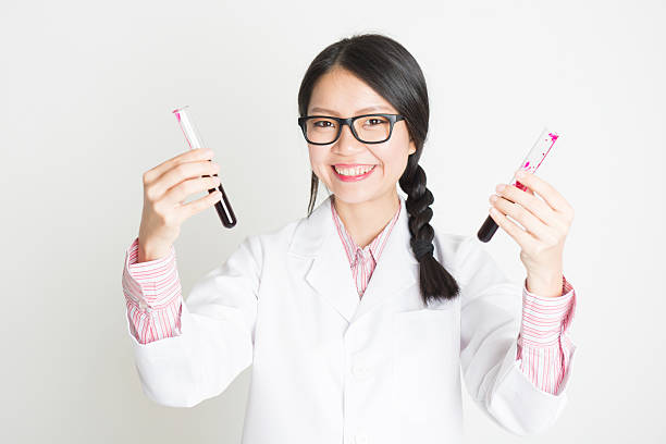 aiutante di laboratorio che fa esperimenti sul sangue - biotechnology student laboratory nurse foto e immagini stock